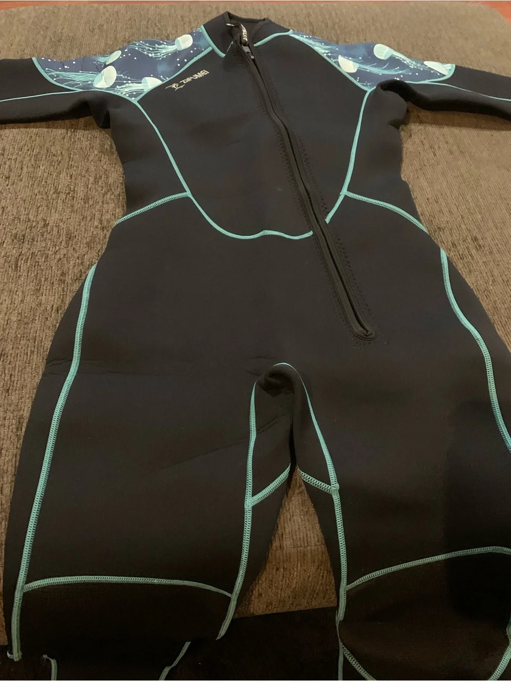 ZIFUMEI women3mm neoprene full-body wetsuit ft a jellyfish print on shoulders